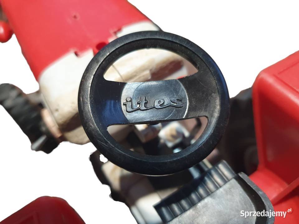 Stary model traktor z przyczepą ITES Cieszyn