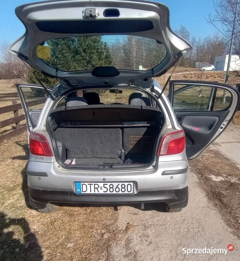 Sprzedam Toyota Yaris 13 automat 2000 srebrna sprzedam