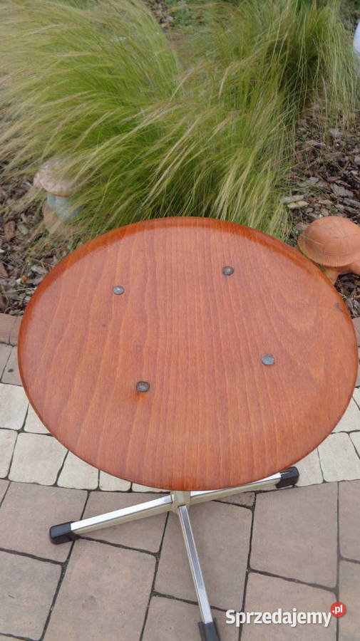 mały stołek vintage metalowy Strzelno