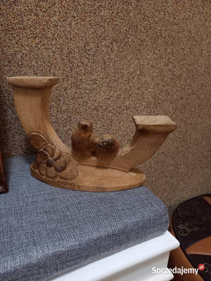 Świecznik z drewna z dwoma rzeźbionymi ptakami Lipno