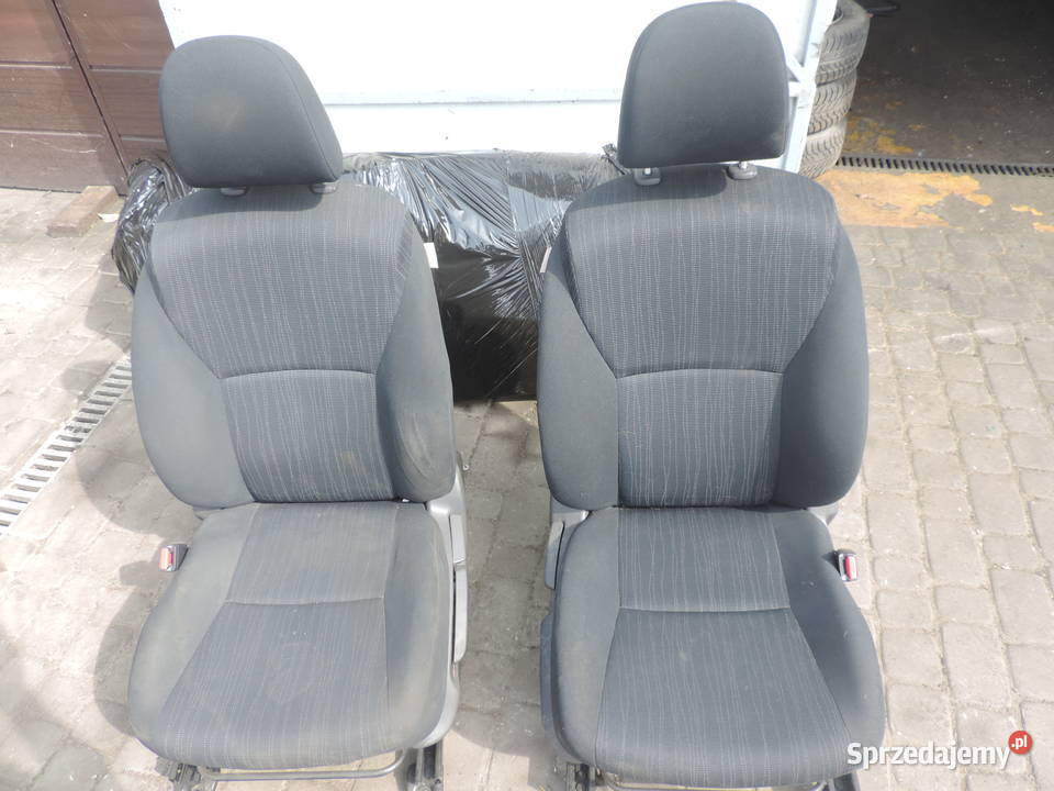 FOTEL LEWY PRAWY TOYOTA AURIS 1 5D