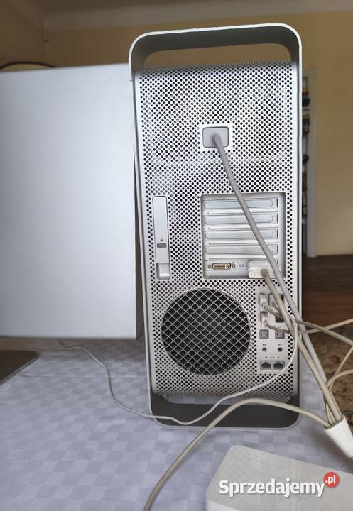 Komputer Mac PRO z 32 cale ekranem