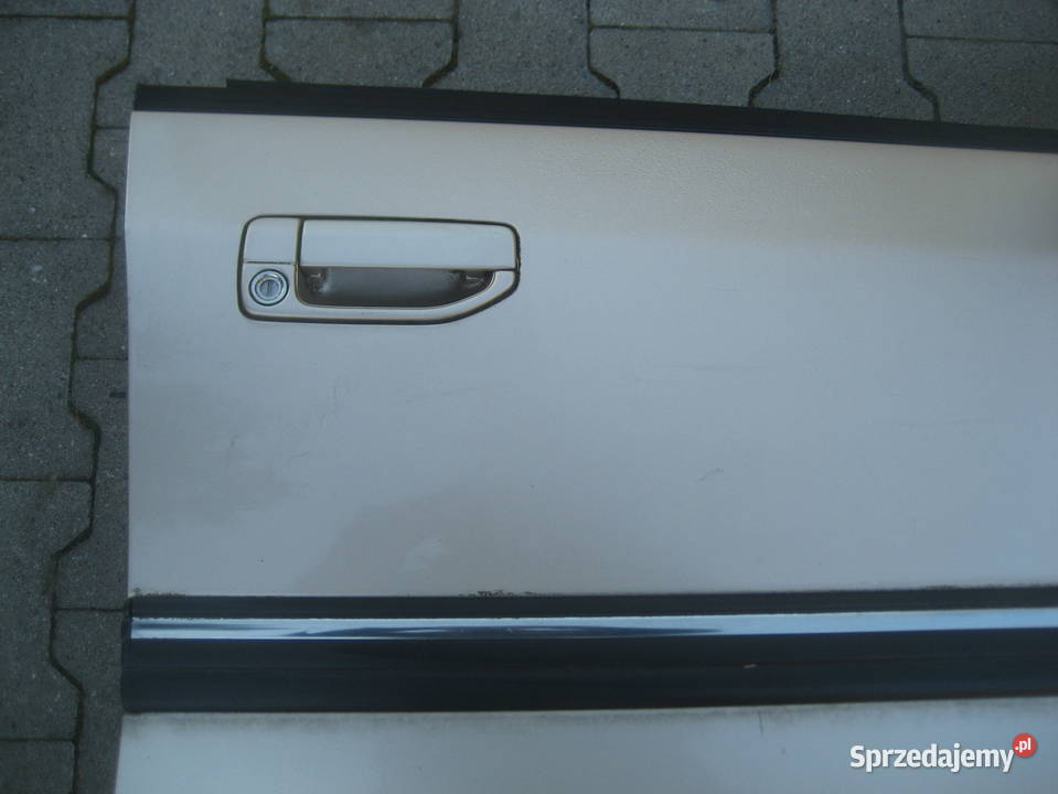 subaru legacy I sedan 8994r drzwi przód prawe