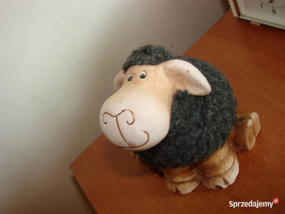 Czarna Owca ceramiczna figurka z futerkiem pomorskie Pruszcz Gdański