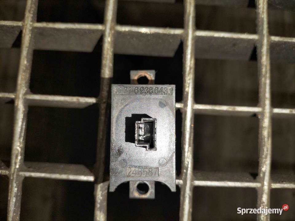 Włącznik elektrycznej hydroklapy BMW E65 E66 osobowe Poręba