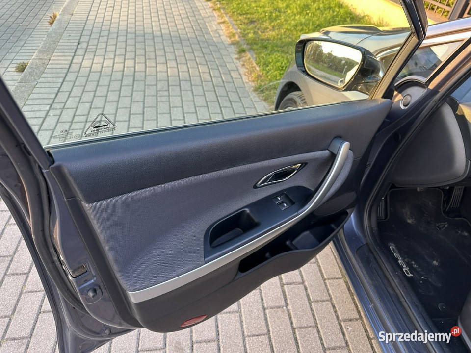 Kia Ceed Klimatronik parktronik kamera nawigacja lakier metallic sprzedam