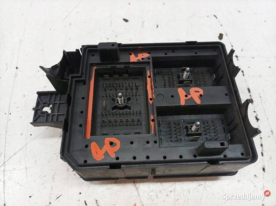 SKRZYNKA BEZPIECZNIKÓW 39068001 14 B 88 Opel