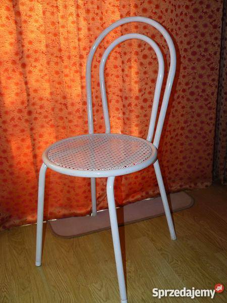 Białe krzesło metalowe