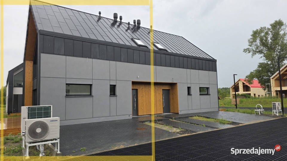 Nowoczesny dom z dachem solarnym Warszawy Ciemne