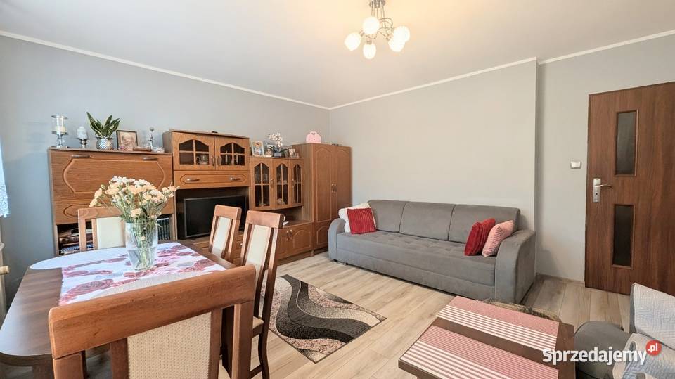 3 pokoje 6159 m balkon 2 piętro centrum Wołczyna Liczba pokoi 3 Wołczyn sprzedam