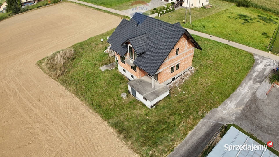 Przestronny dom do wykończenia Dębowiec