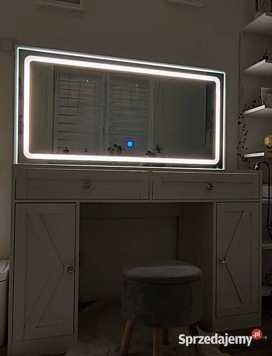 Toaletka z dużym podświetlanym lustrem