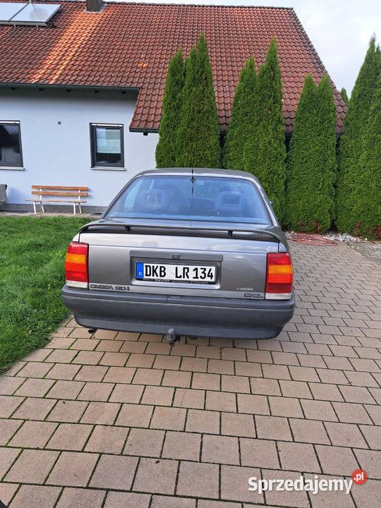 Opel Omega A 20 benzyna super stan Rok produkcji 1990 Leszno
