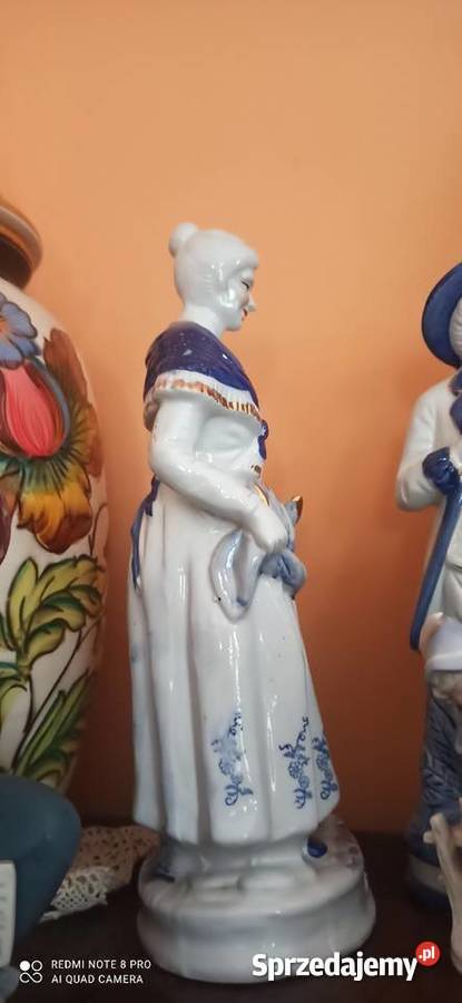 Figurka Pani z kurką Porcelana i szkło pomorskie Gdańsk sprzedam