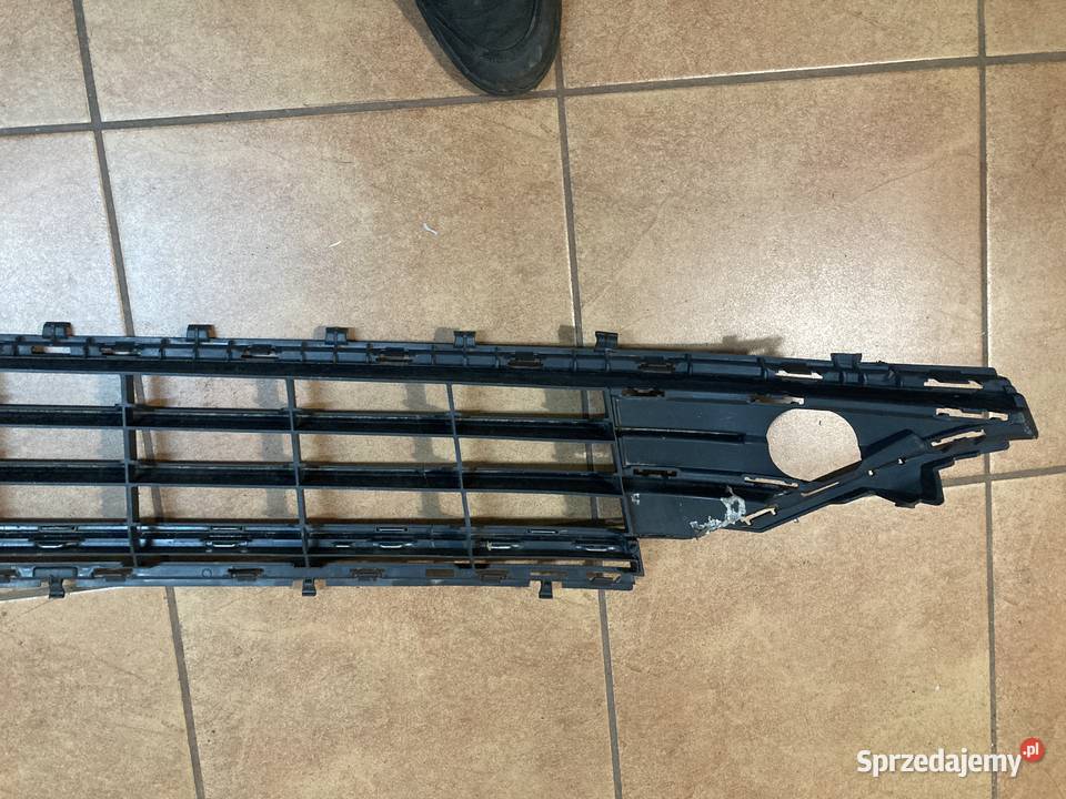 VW GOLF VII LIFT KRATKA ŚRODKOWA ZDERZAKA PRZÓD Pozostałe wielkopolskie Rakoniewice