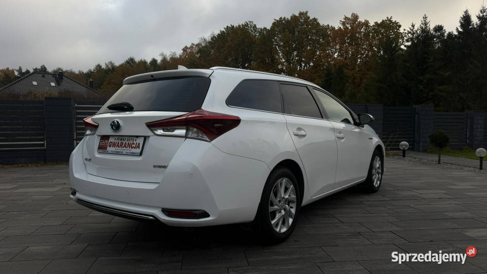 Toyota Auris 18 hybrid ledy Navi asystenci Sewis pomorskie