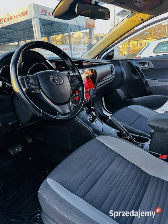 Toyota Auris Hatchback 2017 HYBRID 135 PREMIUM radio Kraków