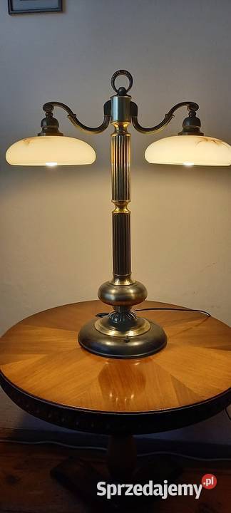 Okazała dwuramienna lampa wykonana z mosiądzu Antyki Skierniewice