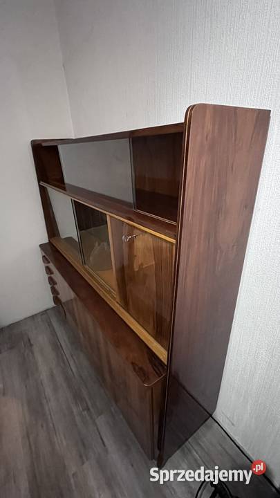 Drewniana gablotka kredens PRL z przeszkleniami