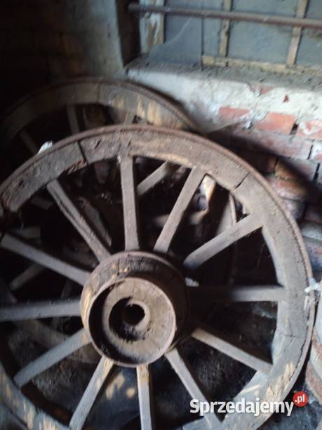 koło drewniane starego wozu 1m średnicy