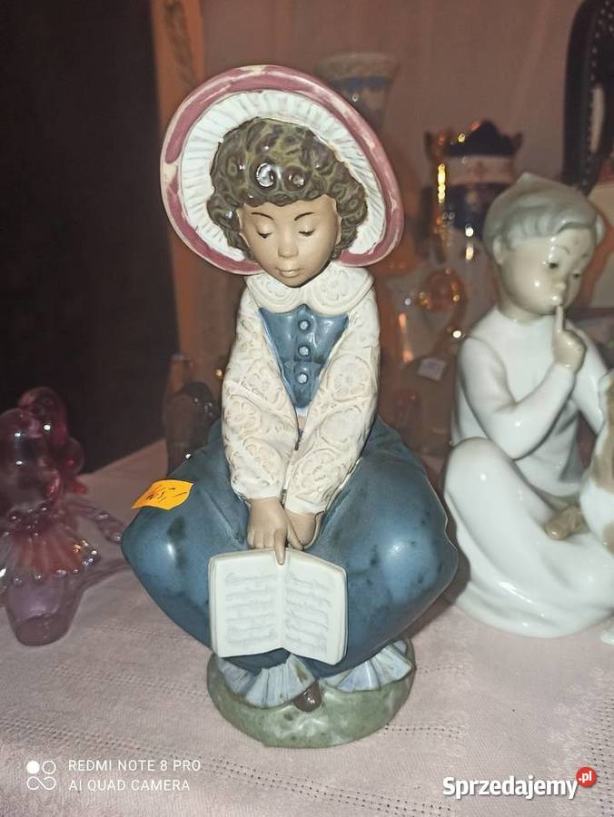 Figurka dziewczynki z książką Zmęczona drzemka