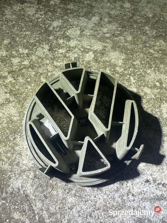 ZNACZEK EMBLEMAT GRILLA VW PASSAT B4