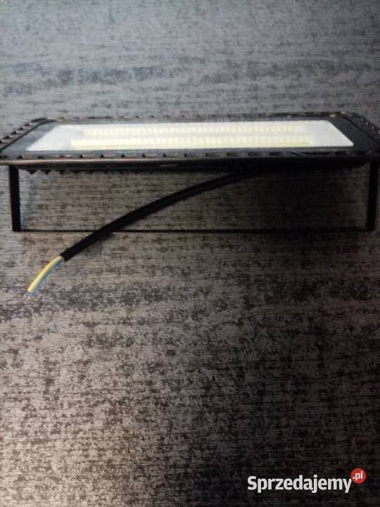 lampa 50wLED COB230vsprawdza się w kanalegarażu