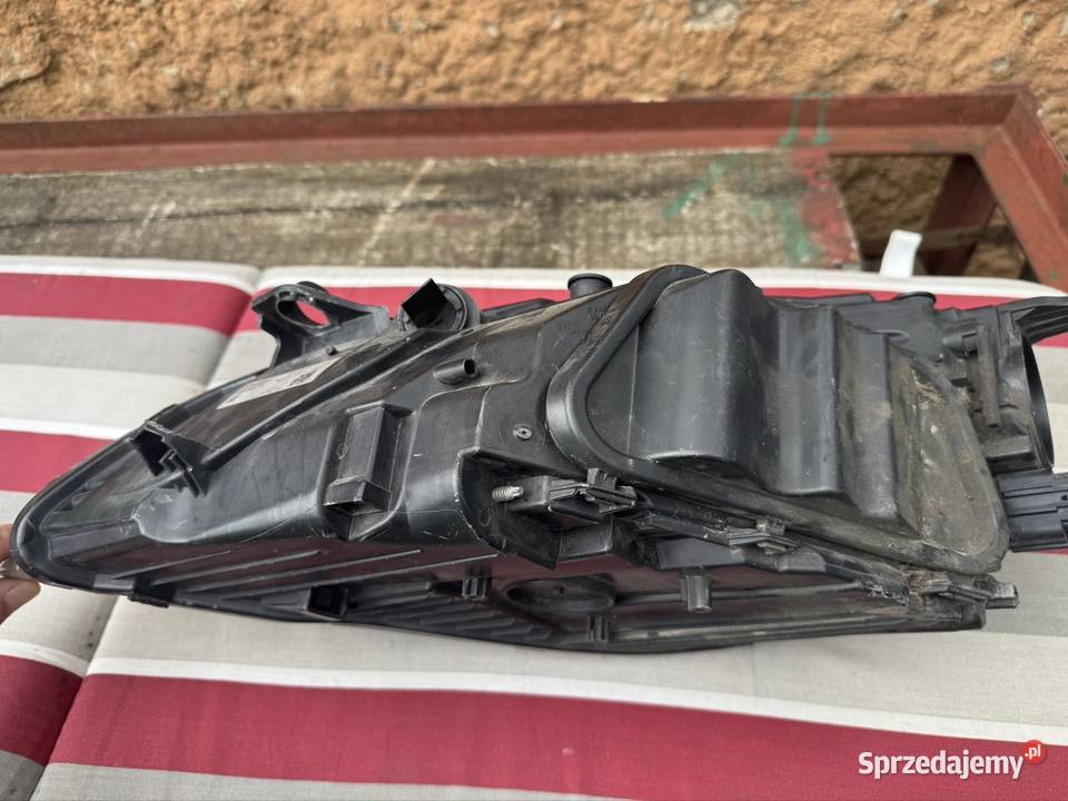 Volvo v40 II 2012 Lampa prawa przód Oe Eu osobowe Świecie
