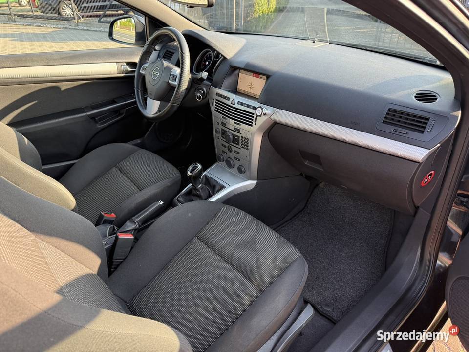 Opel Astra GTC 2010 18 140 Xenon Klimatronic PDC Rok produkcji 2010 Przyszowice