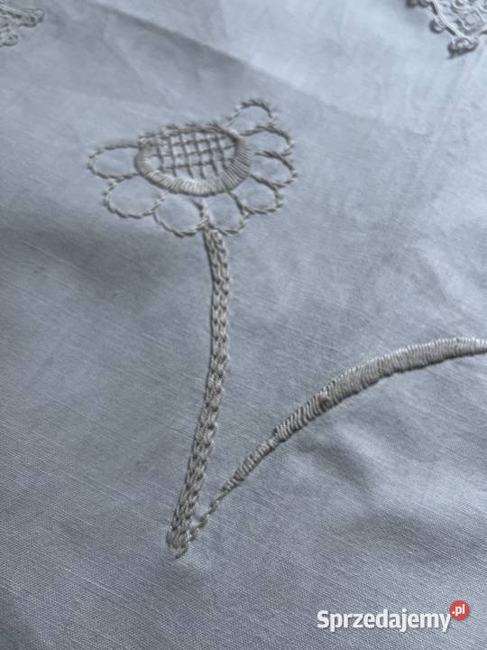 Obrus ręcznie haftowany z koronkami rękodzieło Zabrze