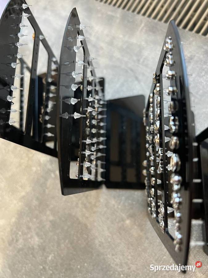 Ponad 300 sztuk kolczyków ze stojakami Jasło