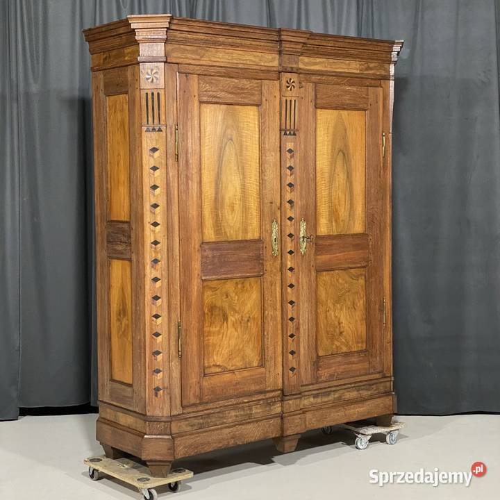 Antyczna szafa dwudrzwiowa z intarsjami I poł Meble Budno