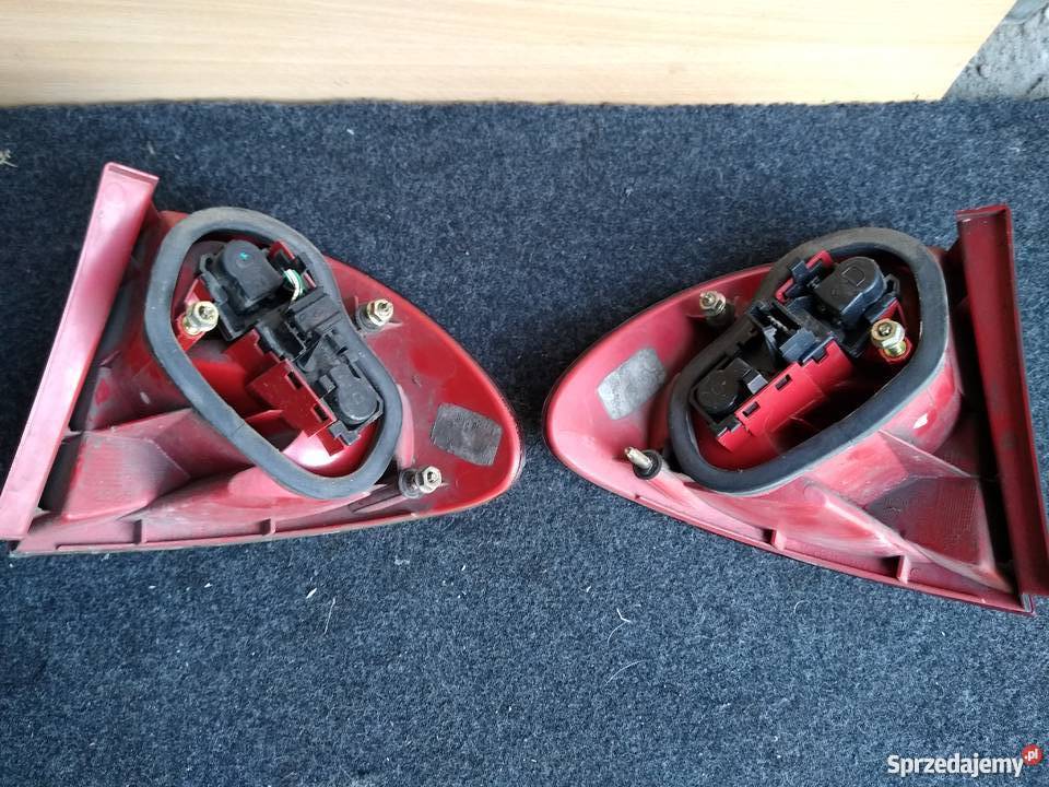 Lampa tylna lewa prawa Toyota Avensis T22 kombi