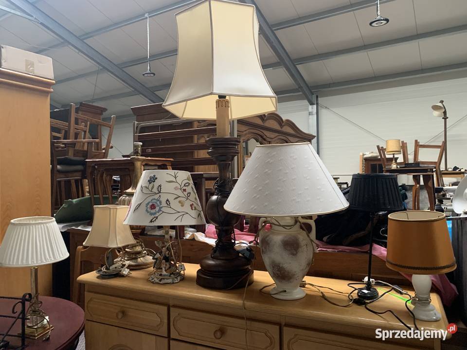 Piękna lampa z haftowanym kloszem i ceramiczną
