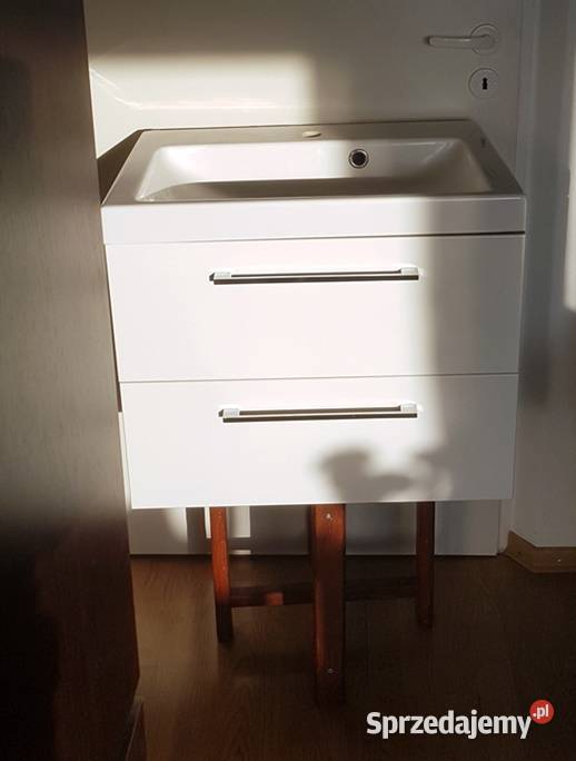 Umywalka z wiszącą szafką łazienkową