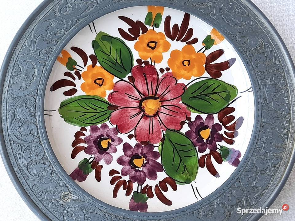 Stary ręcznie malowany talerz ceramiczny w Łódź