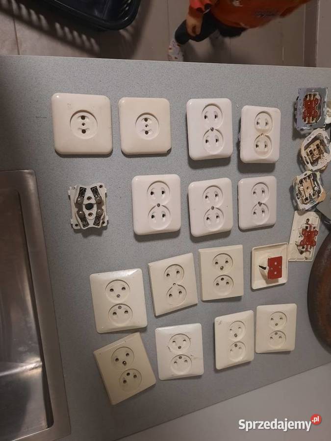 Stare gniazdkaelektryczne kontakty vintage Brusy