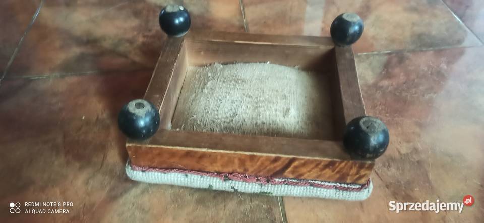 Podnóżek z haftowanymi różami Gdańsk