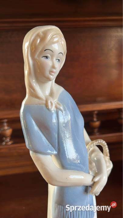 Figurka dziewczyny koszykiem Bez sygnatury Wys Porcelana i szkło Gdańsk