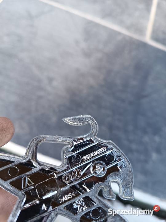 Znaczek emblemat klapy bagażnika Peugeot 208 II