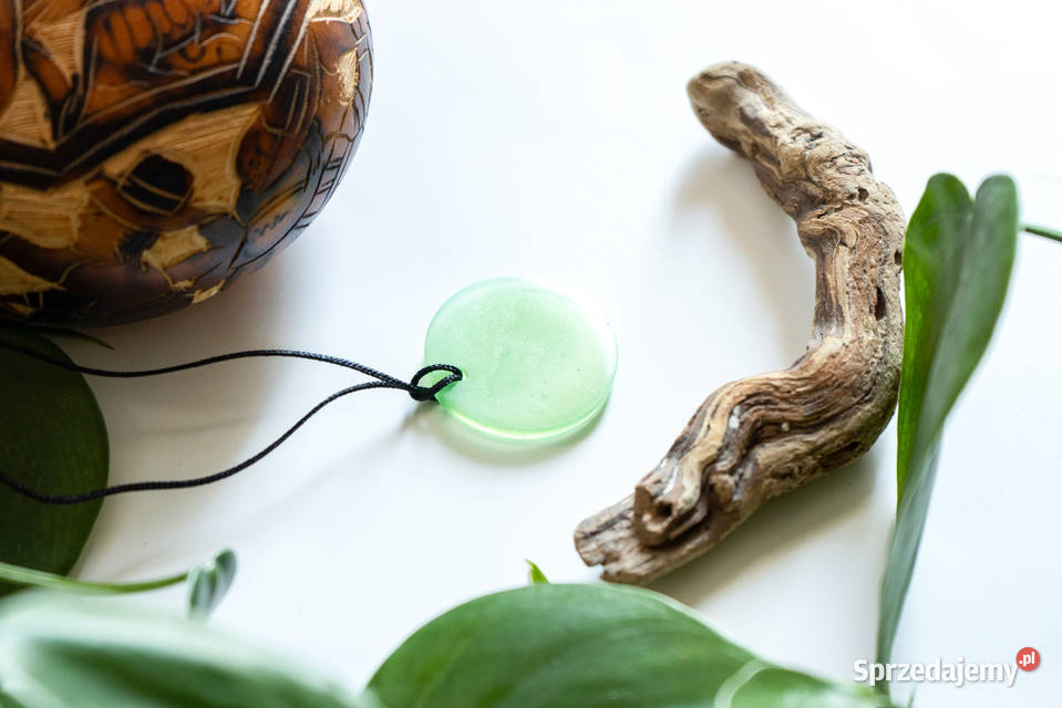 Świecący w ciemności zielony okrągły wisiorek i Warszawa sprzedam