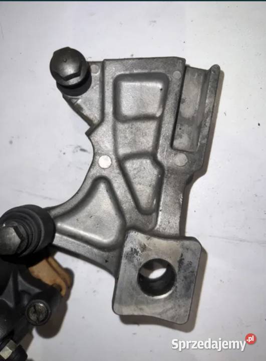 Jarzmo mocowanie zacisku hamulcowego tył Suzuki