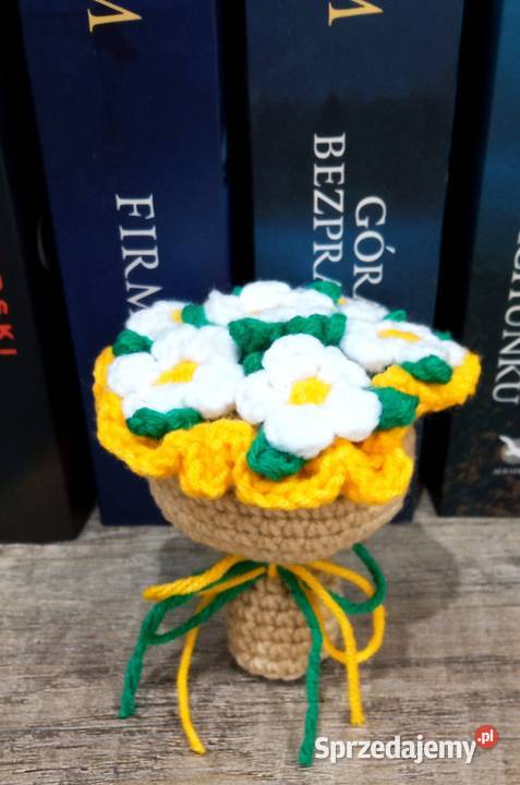 Bukiet stokrotek wykonany na szydełku Łask