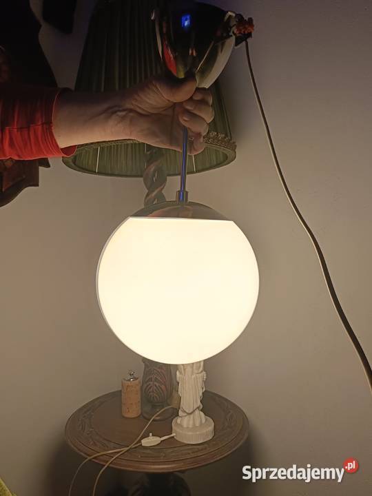 Lampa wisząca z kloszem w kształcie białej kuli kujawsko-pomorskie