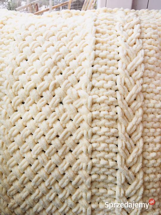 Poduszka z włóczki ze srebrną nitka Annopol