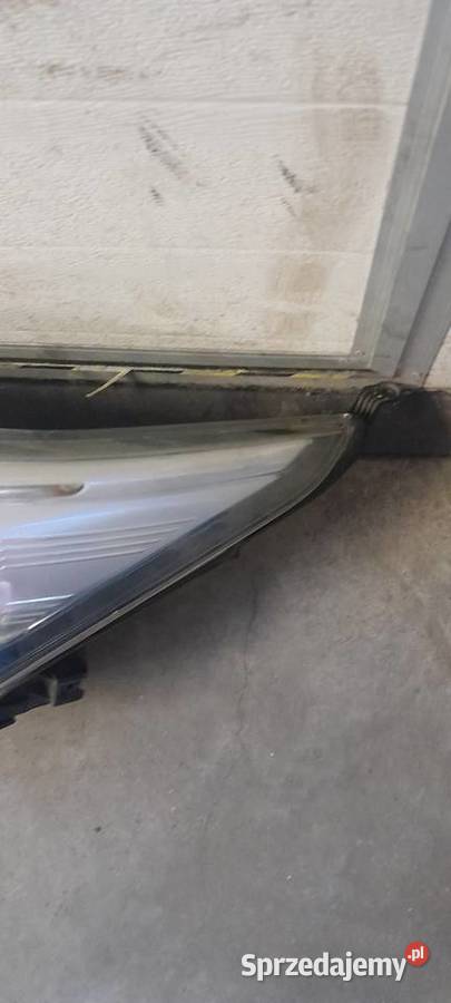 LAMPA REFLEKTOR PRAWY TOYOTA AVENSIS T27 LED Rok produkcji 2018 Dobiegniew