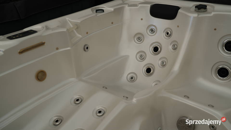 Używana wanna z hydromasażem jacuzzi Volition Olchowa