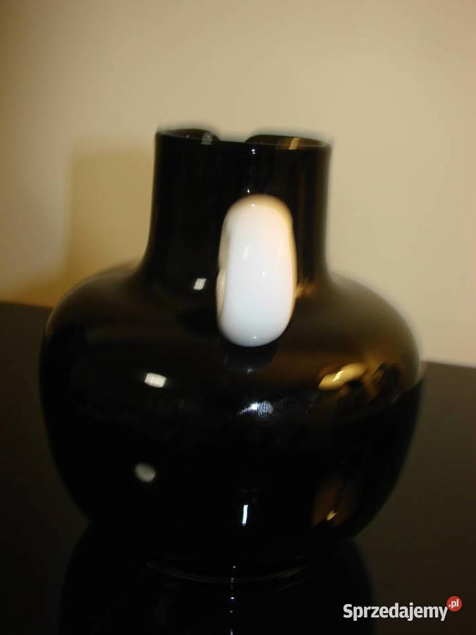 dzbanek z czerwonego szkła pomorskie Pruszcz Gdański