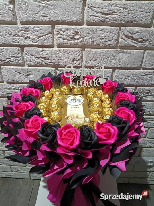 Box bukiet ma Dzień Kobiet z słodyczami Delikatesy Ratyń