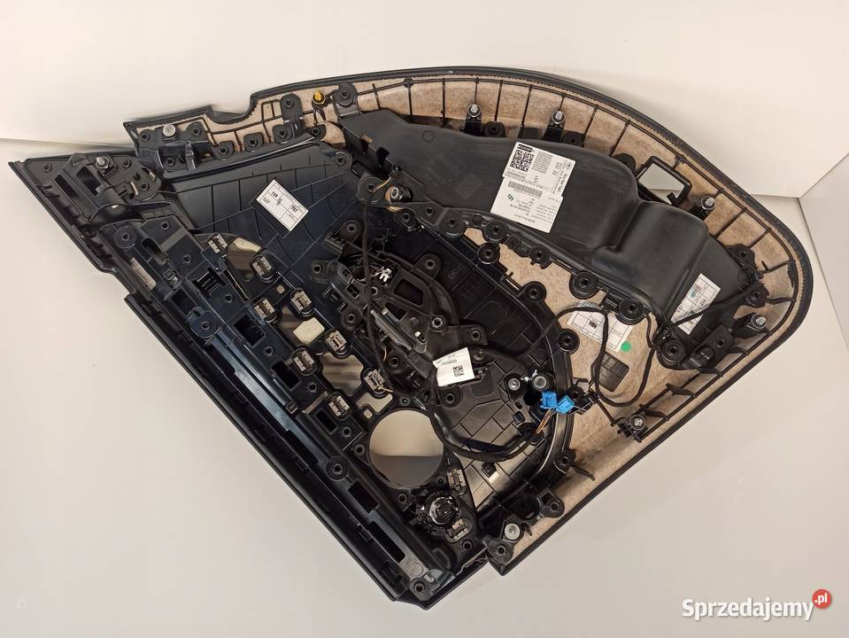 MERCEDES W205 BOCZEK DRZWI LEWY TYŁ A2057304501 osobowe dolnośląskie